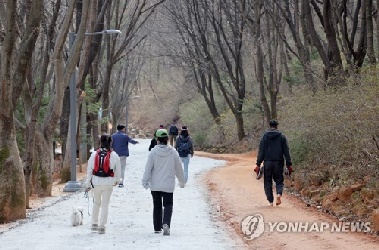 “만성 요통 위험 줄이는 데는 많이 걷는 게 효과적”