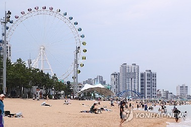 속초 해수욕장 개장…낮엔 해수욕·밤엔 미디어아트 즐긴다