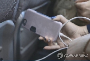 [팩트체크] 공공장소 스마트폰 충전 조심하라는데…실제 해킹 위험성은