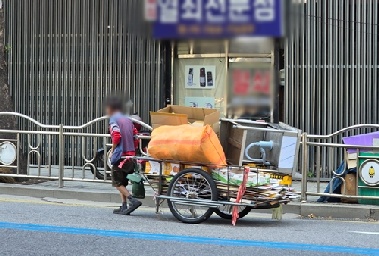 불더위 속 폐지 모아 3천원 손에…“돈 없는 게 죄니 어쩌겠소”