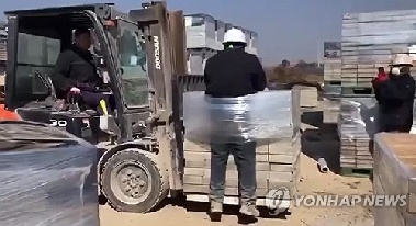 “신발로 때리던 사장님…관두겠다 하니 뜨거운 커피 던져”