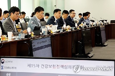 월급 8% 떼도 못 막는다…25년 뒤 건강보험 44조 '적자 쇼크'