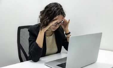 직장인 80% 겪는 우울감, 방치하면 우울증으로 이어져