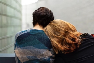 아버지 장례식에 나타난 낯선 이들…15년간 '이중생활' 폭로에 충격