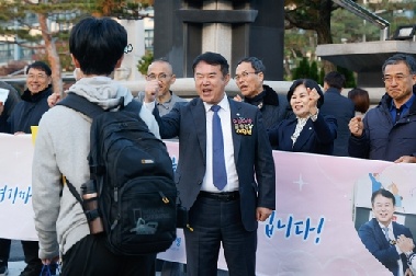 '아이돌 명찰' 착용한 지방선거 출마자들…유권자 반응은 '글쎄'