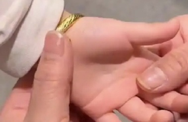 “단 10초 금 팔찌 착용에 20만원 배상 요구”…매장 “변형됐다” 주장