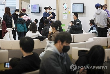 독감환자 4주째 늘어 작년 같은 때의 14배…학령기 아이 '주의'