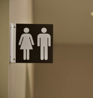 쇼핑몰 여자화장실 천장에서 소형카메라 '뚝'…“영상 판매하려고”