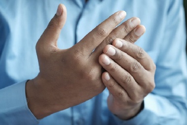 손이 떨리는데 수전증일까, 파킨슨병일까…차이는?