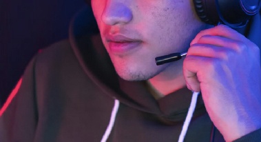 남편은 월세 6만원 자취, 아내는 방송 진행자에 1억 4천만원 '후원'