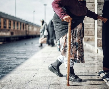 “친딸 대신 날 돌봐주면 아파트 준다”…中 노인 '새 딸' 온라인 구인