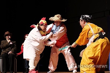 “미러 미러, 후이즈 프리티?”…만학도들의 열연, 객석은 웃음꽃