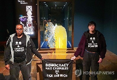 英왕실 호화 왕관, 시위대에 봉변…진열장에 음식물 투척