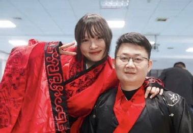 지진 속 기적 생환 소녀, 17년 후 구조대원과 결혼…“하늘이 맺어준 인연”