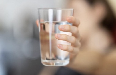 [건강칼럼] 겨울철 수분 부족 빈번…혈압·신장 건강에 '위험'