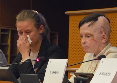 “엄마 머리카락 만지며 마지막 인사”…11살 소년 증언에 통역사·의원들 '눈물바다'