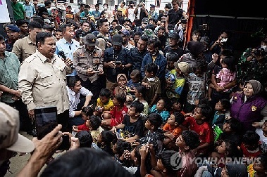 '인니 대홍수' 사망자 1천명 육박·부상자 5천명…구호품 부족
