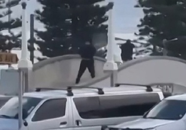 호주 총기 난사범은 '부자(父子) 사이'…6년 전 테러 연계 가능성 조사받아