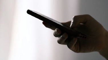 다른 여성 SNS 게시물에 '좋아요', 법원 “이혼 사유” 논란