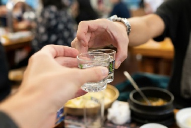 빈속에 마신 술, 왜 더 빨리 취하고 더 위험할까