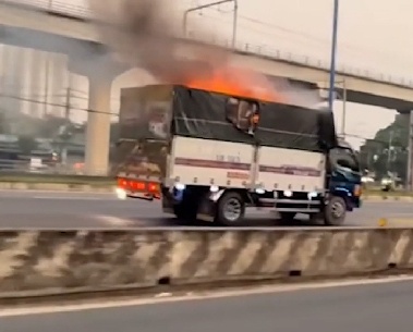 도심서 불타는 트럭 몰고 소방서로 달린 운전기사…“판단력에 박수”