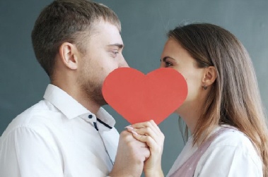 눈동자 크기로 '호감' 여부 안다…과학이 밝힌 '성적 신호'의 비밀