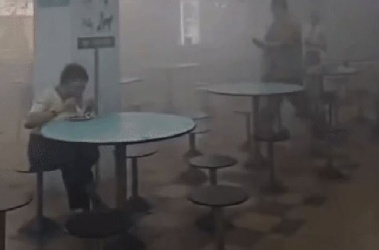 “불이 났는데…” 연기 속 태연하게 음식 먹는 여성 화제