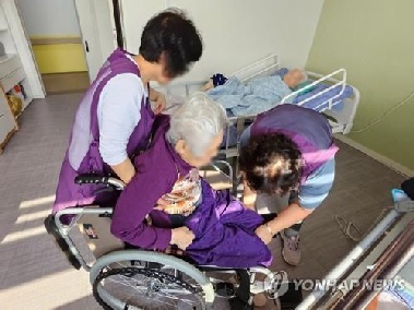 [팩트체크] 노인 돌보는 요양보호사도 노인…인력난에 '老老케어'도 심화