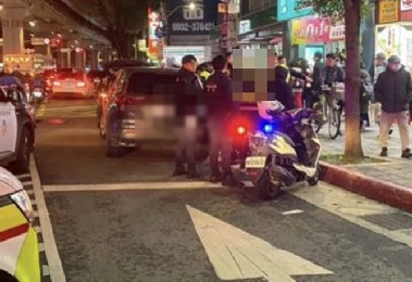 남자친구와 말다툼 여성, 차량서 나체로 뛰어내려 '충격'