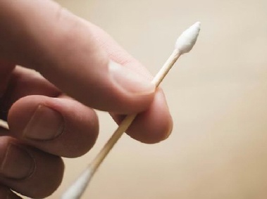 “귀 후비지 않는 게 최선”…귀이개·면봉, 감염 위험 높여