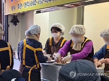 [샷!] 신중하게 멸치 대가리를 땄다