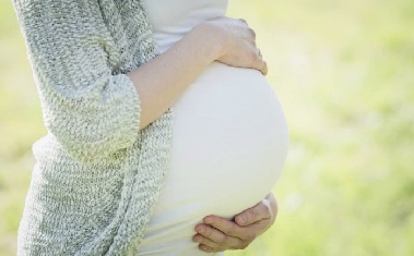 “50살에 아이 낳으라고?”…퇴직자에 산전검진 비용 지원 논란 확산