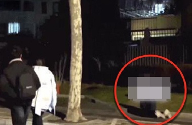 “이 추위에…” 어린 딸에게 무릎 꿇고 기어가게 한 엄마 '공분'