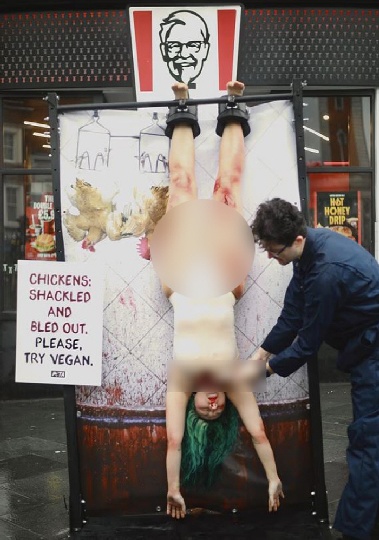 대낮 도심, 거꾸로 매달린 여성 피 '줄줄' 충격…알고 보니