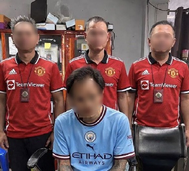 맨시티 유니폼 입은 범인, 맨유 입은 경찰…유머 넘치는 '조롱'