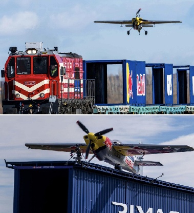 세계 최초로 '달리는 기차'에 비행기 착륙·이륙 성공