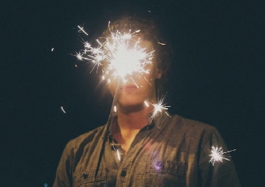 자신이 터뜨린 폭죽에 맞아 사망…“수류탄과 같다”