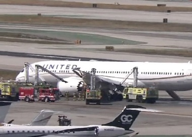 美 여객기, 엔진 화재로 긴급 착륙…승객 전원 탈출