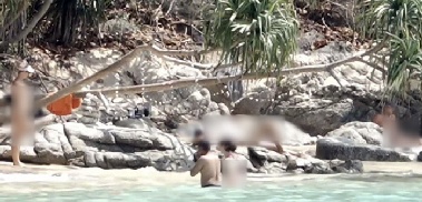 “이곳은 나체 해변 아냐”…관광객들 알몸 일광욕·수영에 '몸살'