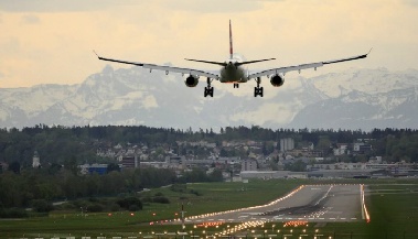 비행기 착륙 전 기장 의식 잃어 '아찔'…부기장 빠른 대처로 참사 막아