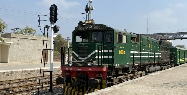 '이혼 의사' 아내를 열차에 밀어 살해…13살 아들 목격 '경악'