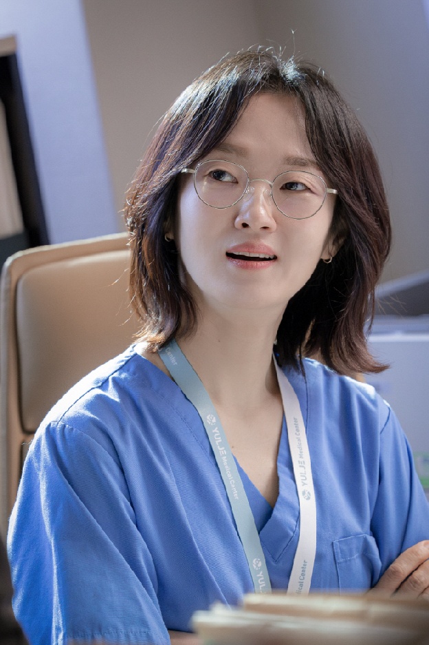 이봉련이 그리는 서정민 교수..이익준·채송화와 절친 동기였다