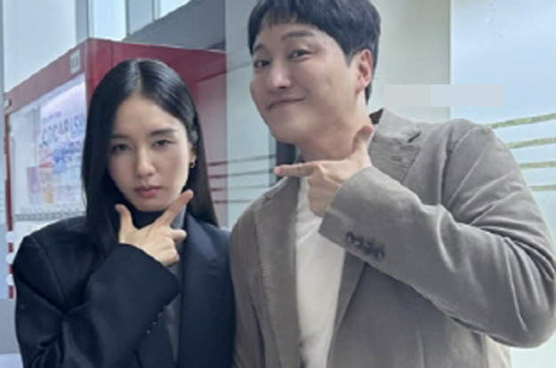 안은진♥김대명, 교수 부부 됐다..팔짱 '꽈악' 잡고 남편 자랑
