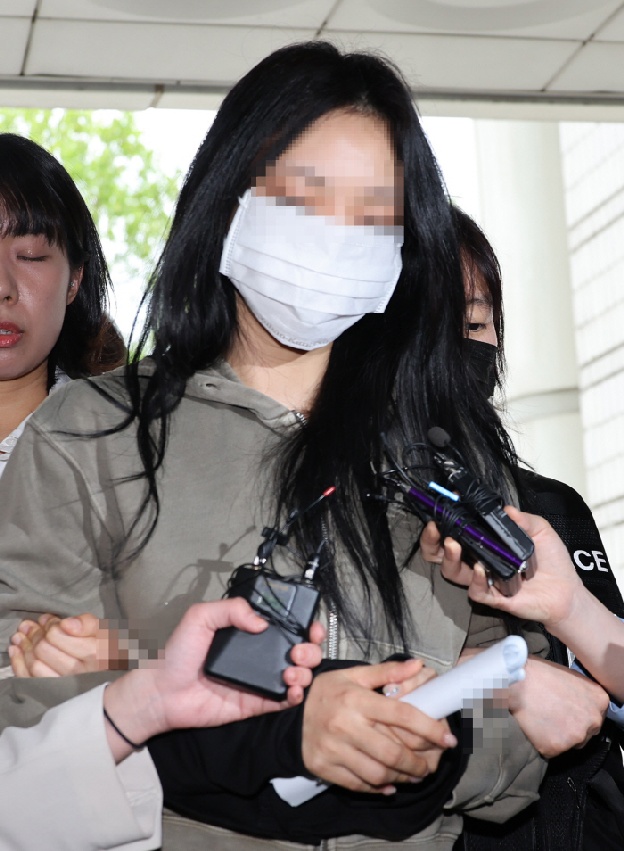 '임신 협박 논란' 손흥민 올여름 한국 들어온다…시기 부적절 지적→'협박女' 복장+인권 논란까지