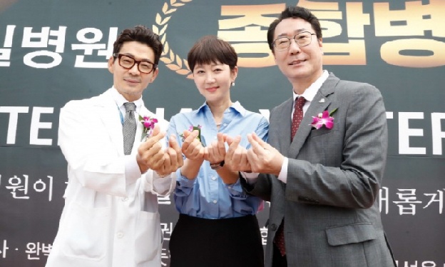 염정아, 종합병원장 사모님됐다…♥의사 남편 병원 승격 행사 참석