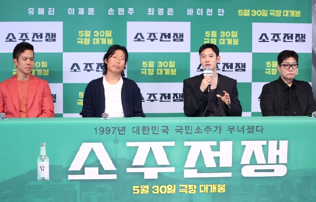 “숙취 남는 영화”..감독 퇴출 '소주전쟁', 내홍 딛고 관객 취하게 만들까