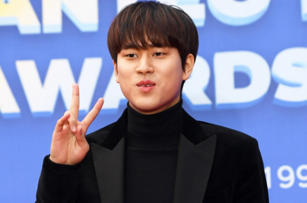 이무진에 “그만해라” 공연 중단 논란...사과문 2번 썼지만, 소속사 '강경 대응'