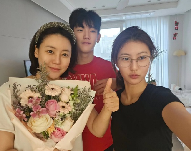 박연수, 자식농사 대박났다..子 지욱, 축구대회 우승 “멋지다”