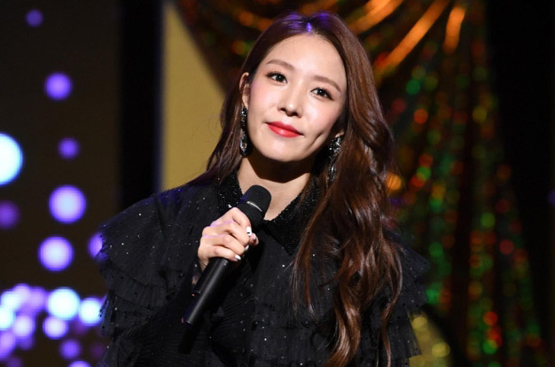'보아 모욕 낙서' 용의자 CCTV 공개, 경찰 “단발머리女 추적”