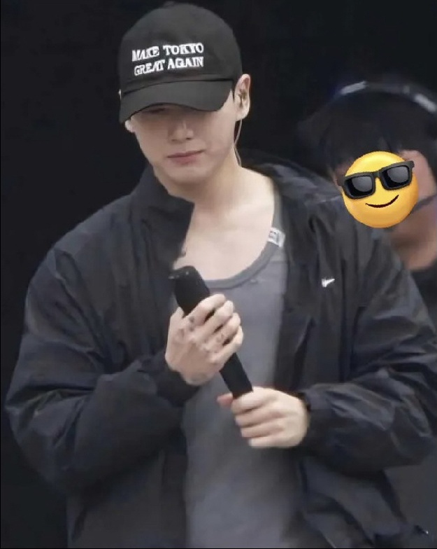 “도쿄를 위대하게” 정국, 日우익 모자 사과 “즉시 폐기, 변명의 여지 없다”